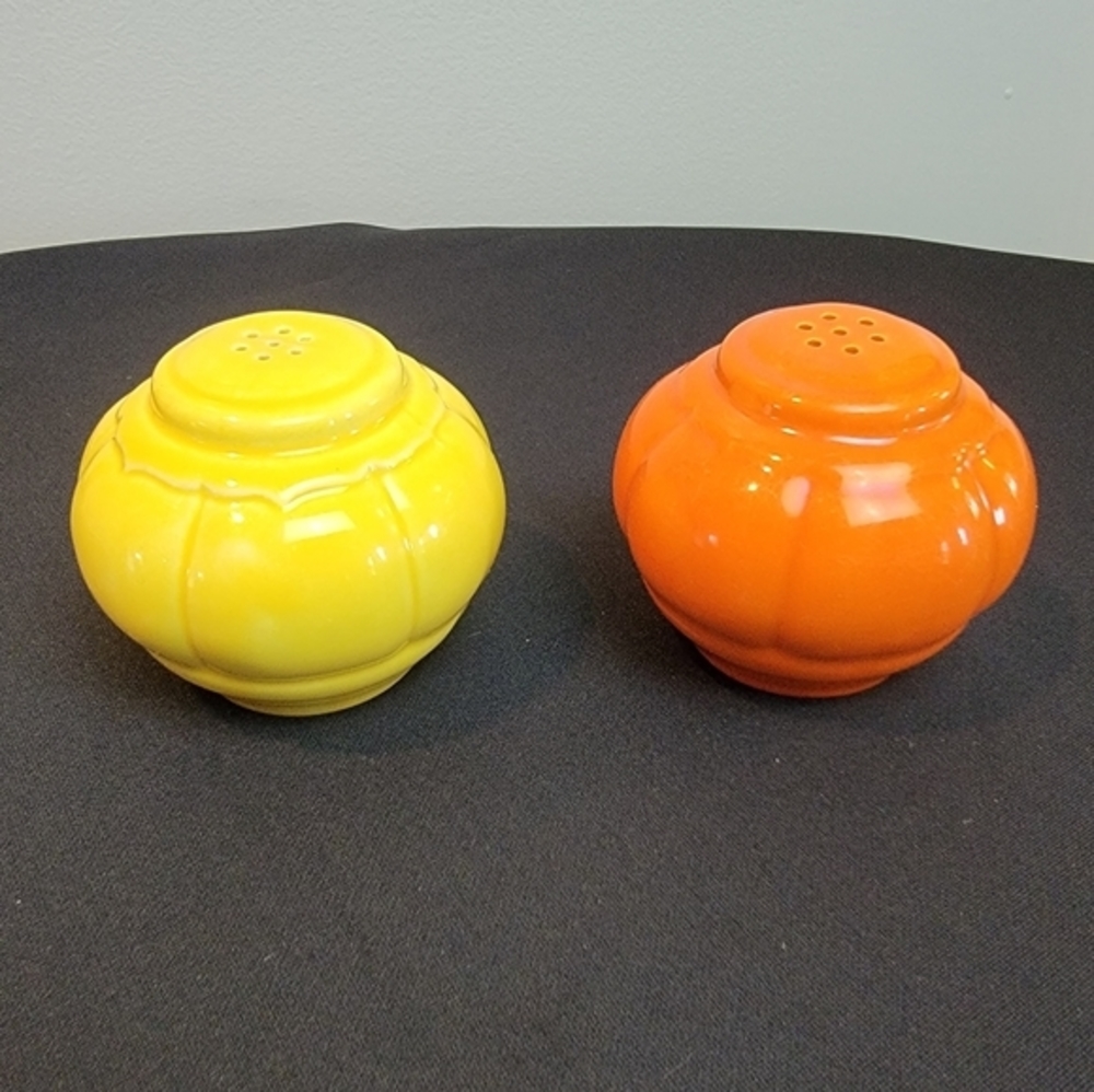 Homer Laughlin Salt & Pepper Shaker Riviera‎ Tango (Fiestaware cousin) red yell